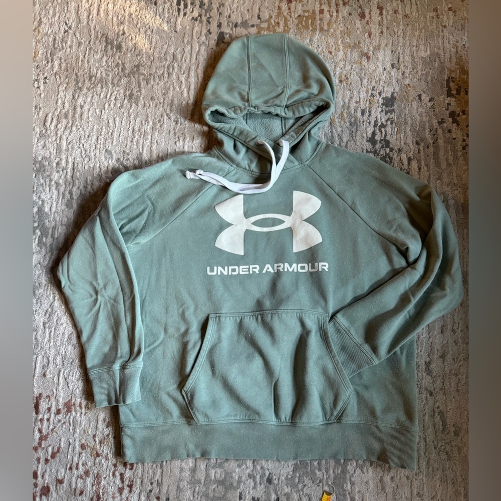 Under Armour Women’s Hoodie. Large. E1